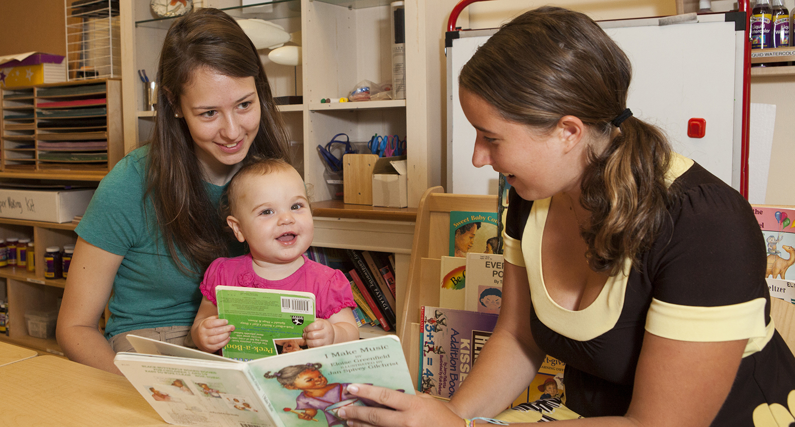 students who major in early childhood education working in the Early Learning Center at UD